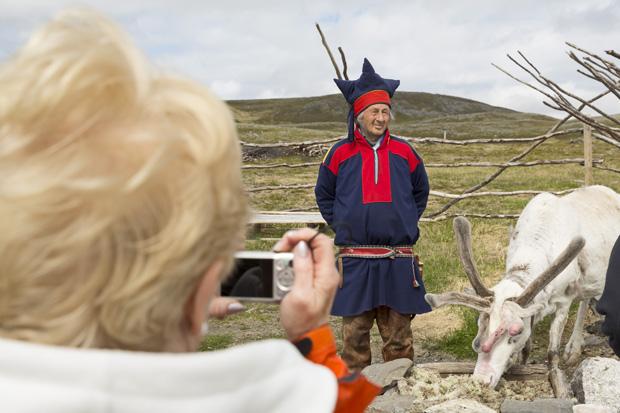 Jede Region hat ihren eigenen Stil: Ein Profi erkennt also sofort, dass diese Tracht nicht aus Finnland, sondern aus Norwegen kommt (Foto: Gerald Haene/laif)