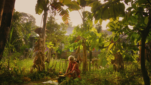 Adis Mutter im Garten ihres Hauses (Foto: Drafthouse Films)