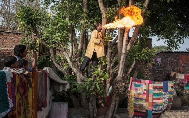 Mit Diesel werden die Flammen am schönsten: Der Feuerspucker behauptet, er habe sich noch nie verbrannt (Foto: Enrico Fabian)