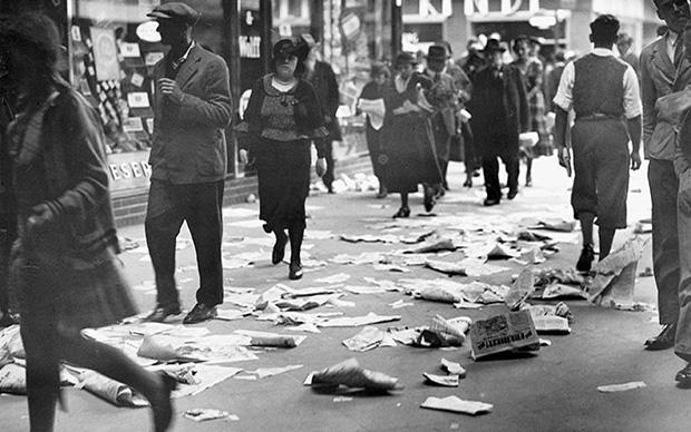 „Man geht in Berlin nicht spazieren. Dazu hat man keine Zeit.“ – schrieb Franz Hessel. Hier sieht man Passanten am Alexanderplatz. Der Boden ist bedeckt mit Wahlwerbung zur Reichstagswahl (Foto: © ullsteinbild)