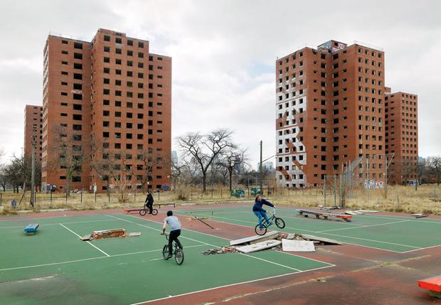 Hier wurde mal Tennis gespielt: BMXer und Skater waren schon immer gut darin, öffentlichen Raum zu zweckentfremden (Foto: Dave Jordano)