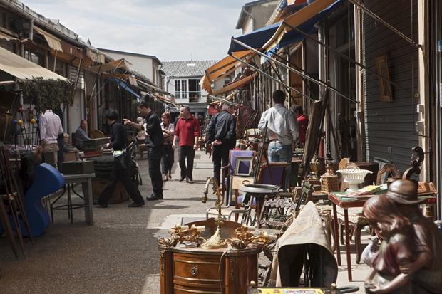 Auch ein harter Kontrast: Der beliebte Nostalgik-Flohmarkt inmitten des sozialen Brennpunkts Saint-Ouen (Foto: Jean-Daniel Sudres/hemis.fr/laif)