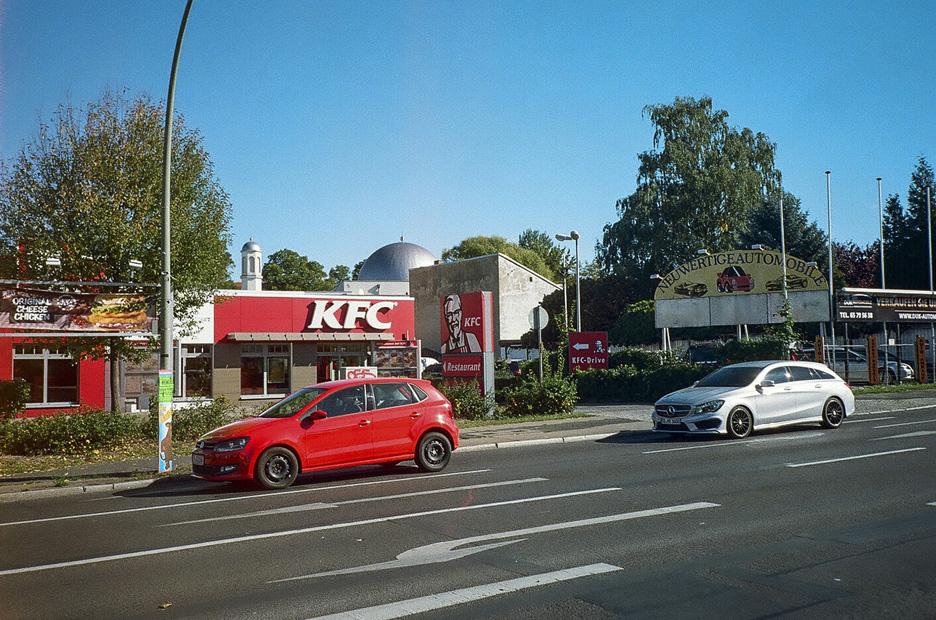 Autohäuser, Tankstellen und Fastfood-Ketten. Nichts ist langweiliger als Autobahnzubringer. In Berlin Heinersdorf gibt es jetzt wenigstens im Hintergrund mal einen neuen Blickpunkt.