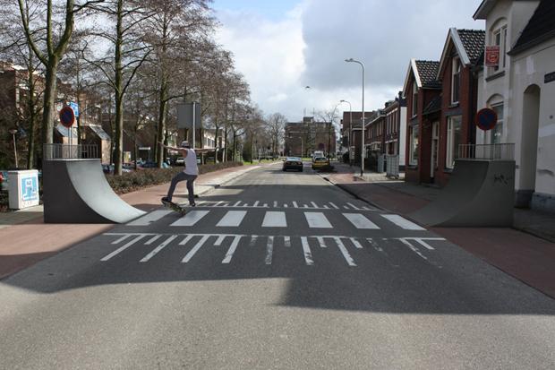 Weniger Regeln erhöhen die Aufmerksamkeit und Rücksicht der Verkehrsteilnehmer, jedenfalls laut der Planungsphilosophie „Shared Space“. Allerdings gilt auch beim Kickflip rechts vor links. Weniger Regeln erhöhen die Aufmerksamkeit und Rücksicht der Verkehrsteilnehmer, jedenfalls laut der Planungsphilosophie „Shared Space“. Allerdings gilt auch beim Kickflip rechts vor links. (Foto: Robert Rickhoff)