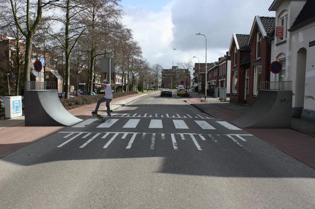 Weniger Regeln erhöhen die Aufmerksamkeit und Rücksicht der Verkehrsteilnehmer, jedenfalls laut der Planungsphilosophie „Shared Space“. Allerdings gilt auch beim Kickflip rechts vor links. (Foto: Robert Rickhoff)