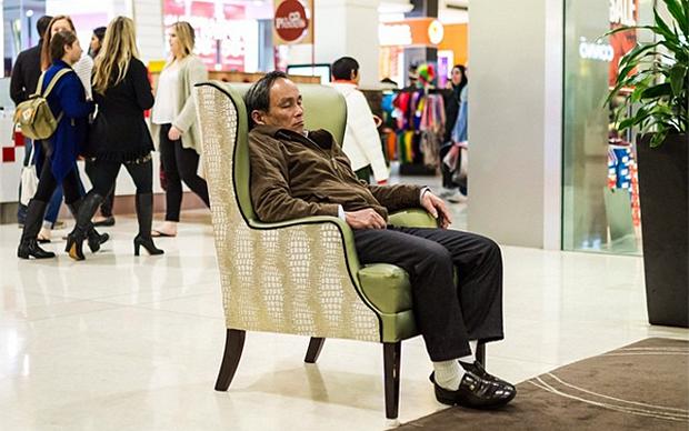 In dem Instagram Account @miserable_men haben User Bilder von erschöpften Männern in Malls weltweit gesammelt. Sie ähneln sich alle sehr – die Männer und auch die Einkaufszentren. Unten mehr davon (@miserable_men)