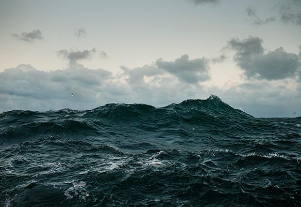 Überall das Gleiche: Das Meer kommt. Die Wellen stürzen auf unsere Deiche, tragen Dünen und Sandbänke ab (Foto: Corey Arnold)