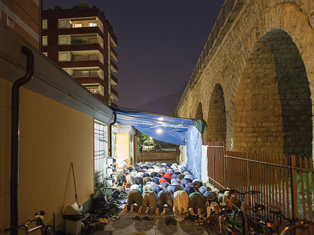 Beten, wo früher die Lieferwagen mit den frischen Lebensmitteln vorgefahren sind. Ein Bild aus der Stadt Trient (Foto: Nicolò Degiorgis)