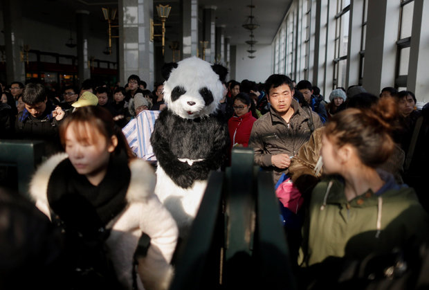 … fühlt er sich selber fremdartig – und wird von den anderen auch so wahrgenommen. … fühlt er sich selber fremdartig – und wird von den anderen auch so wahrgenommen. (Foto: ChinaFotoPress/laif)