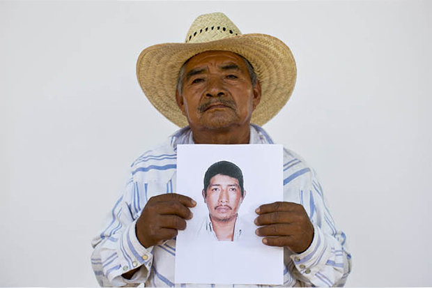 Es bleibt nur ein Foto: Dieser Mann zeigt einen von über 27.000 Menschen in Mexiko, deren Verbleib ungeklärt ist.  (Foto: Dario Lopez-Mills/AP Photo)