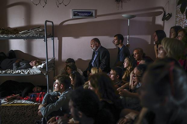 Ziemlich Underground, dieses Theater: Aus Angst vor Repressionen des Staates sind die Stücke des Belarus Free Theatre nur in privaten Wohnungen zu sehen, die von Mittelsmännern angemietet werden. Ziemlich Underground, dieses Theater: Aus Angst vor Repressionen des Staates sind die Stücke des Belarus Free Theatre nur in privaten Wohnungen zu sehen, die von Mittelsmännern angemietet werden. (Foto: Siarhei Hudzilin/NYT/Redux/laif)