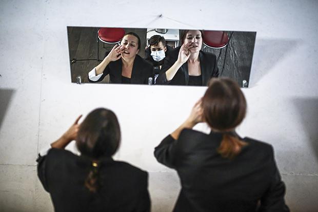 Auch für ihre Proben muss die Truppe schon mal auf verlassene Garagen zurückgreifen - wie hier beim Stück „Die Zeit der Frauen“, das von den Protesten bei der letzten Präsidentschaftswahl handelt (Foto: Siarhei Hudzilin/NYT/Redux/laif)