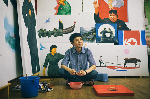 Nur auf den ersten Blick Propagandakunst: Song Byeok vor einigen seiner Werke. (Foto: Hannes Jung)