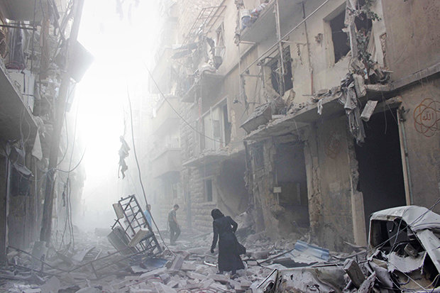 Flüchtlinge aus Kriegs- und Krisengebieten haben oft schreckliche Bilder im Kopf, die sie nicht loslassen. Diese Szenerie zeigt eine Straße im syrischen Aleppo, direkt nach einem Bombardement Flüchtlinge aus Kriegs- und Krisengebieten haben oft schreckliche Bilder im Kopf, die sie nicht loslassen. Diese Szenerie zeigt eine Straße im syrischen Aleppo, direkt nach einem Bombardement (Foto: Karam Al-Masri / AFP / Getty Images)