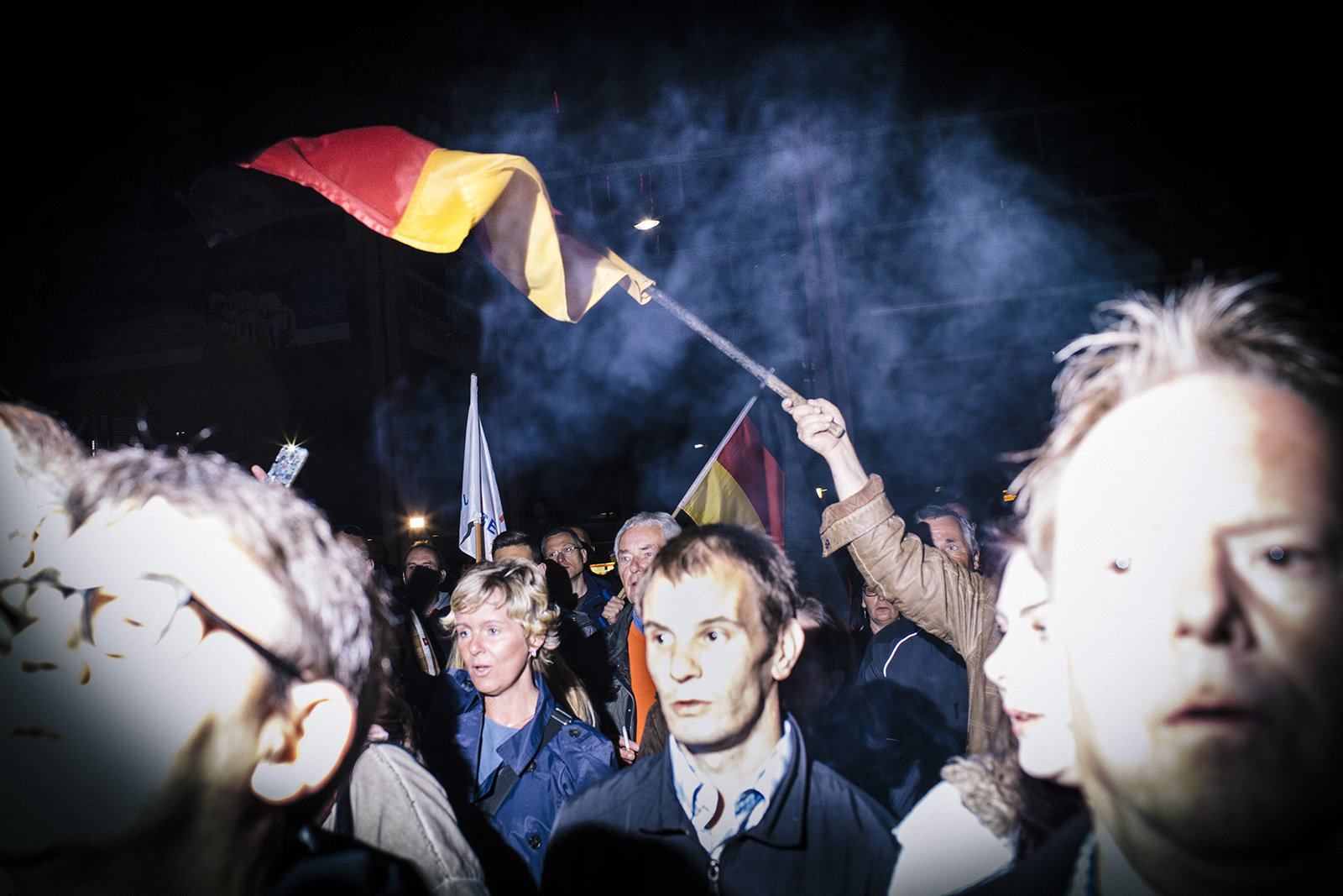 Jena, AfD Demo, die Besucher der Demonstration singen zum Abschluss die dt. Nationalhymne