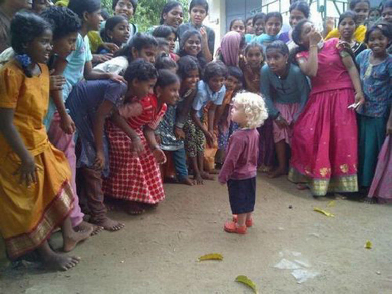 Blondes Kind in Indien (Foto: Twitter)