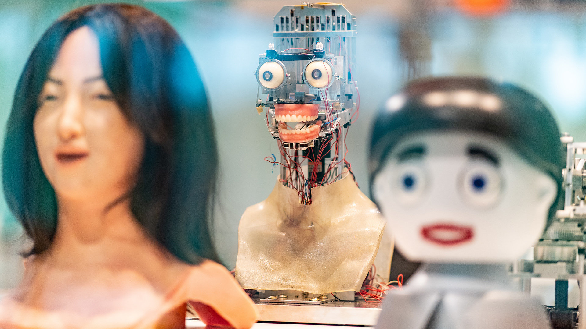 Frühe Werke von menschlich wirkenden Robotern stehen der Ausstellung: "Künstliche Intelligenz und Robotik" im Heinz Nixdorf MuseumsForum (Foto: picture alliance/Guido Kirchner/dpa)