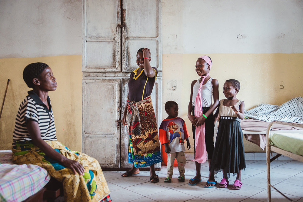 Mutter mit Kindern in der HEAL AFRICA Klinik