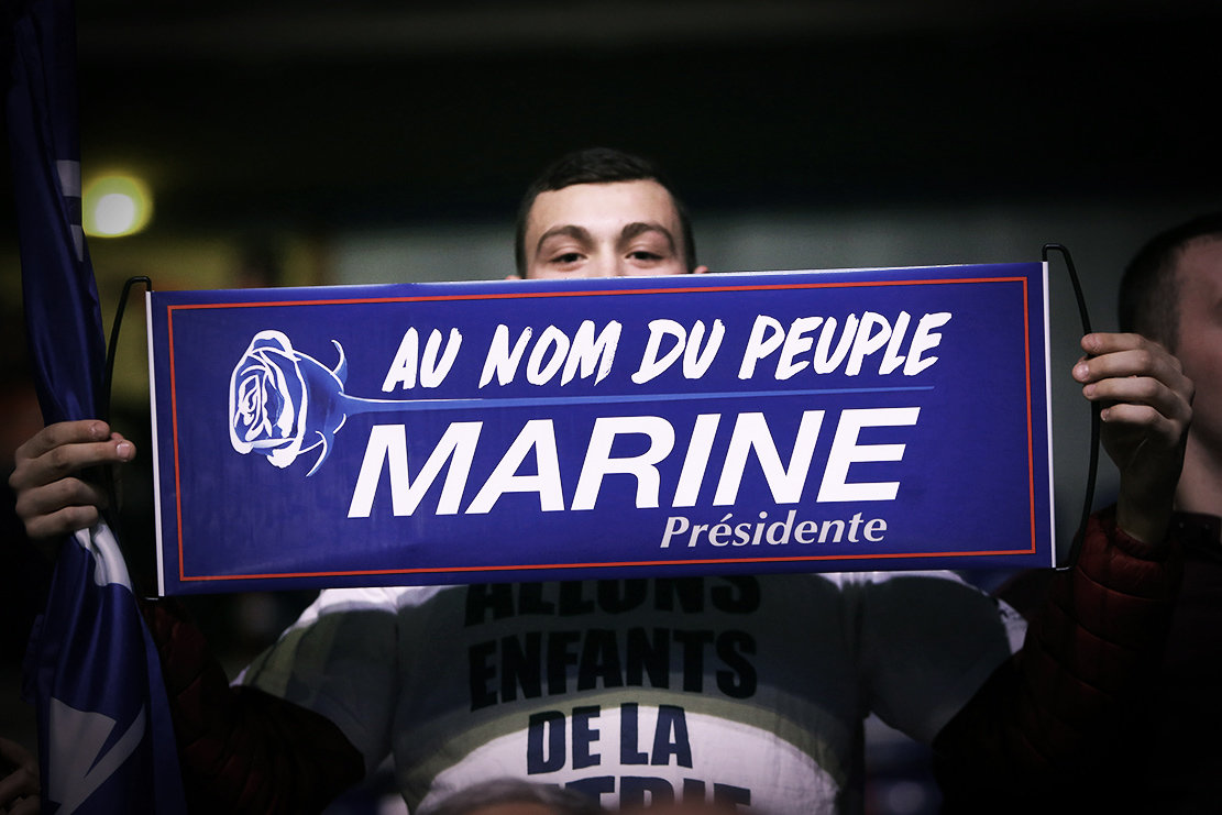 Anhänger von Präsidentschaftskandidaten Marine Le Pen mit Banner (Foto: Fred MARVAUX/REA/laif)