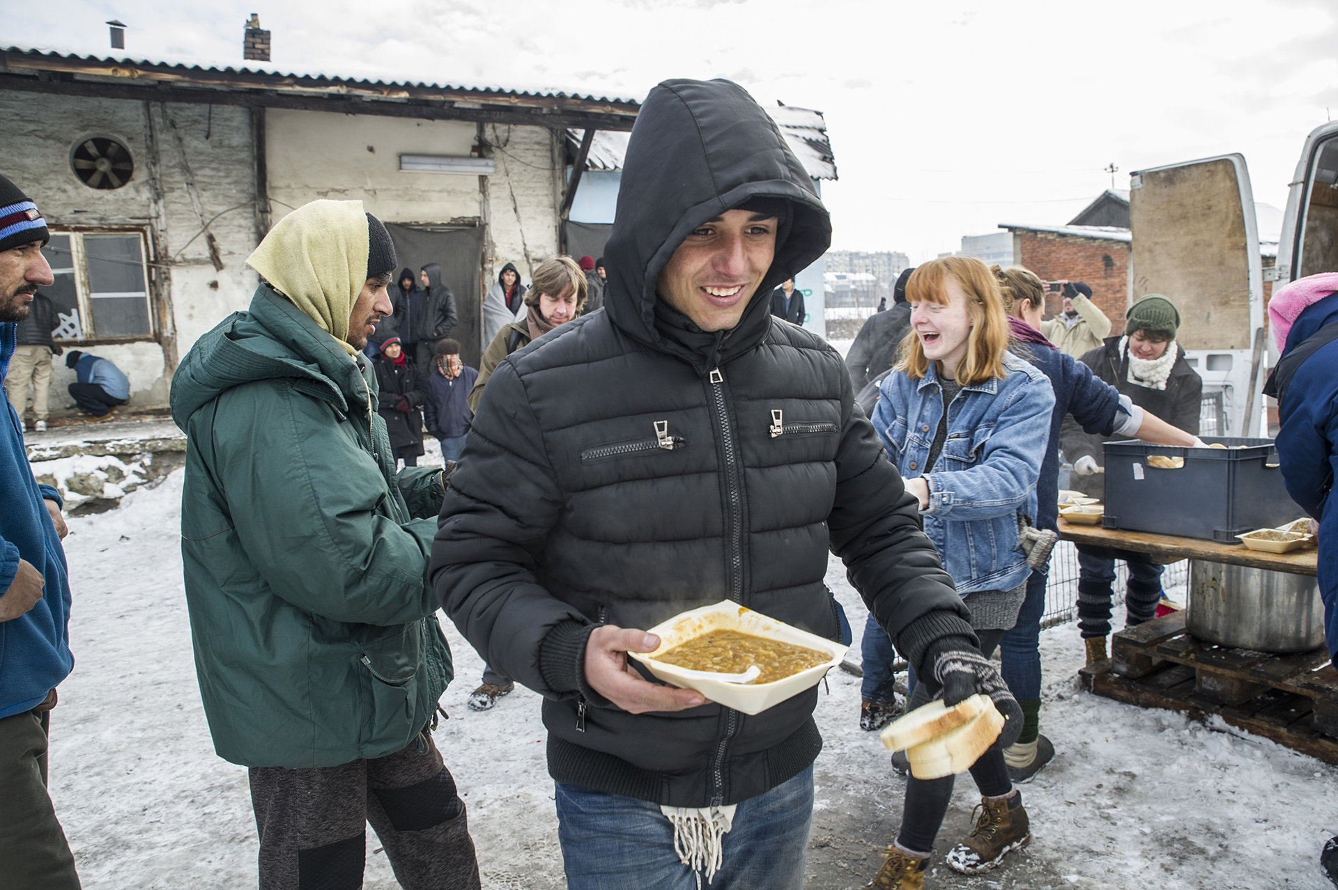 Flüchtlinge bei der Essensausgabe (Foto: Josep Vecino/picture-alliance/AA)