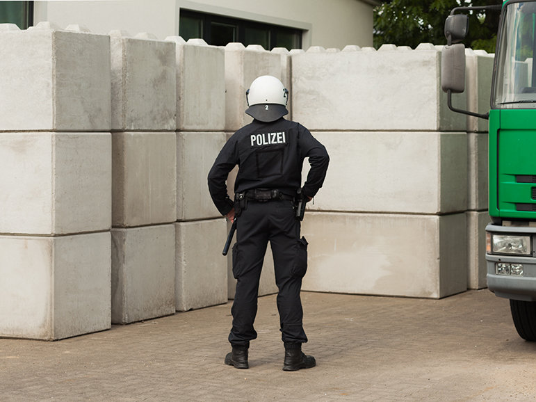 Polizist von hinten