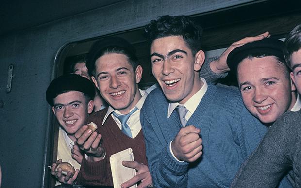 Ein Bild aus dem Jahr 1961: Italienische „Gastarbeiter“ kommen in Deutschland an. So nannte man sie, weil man dachte, sie würden alle irgendwann nach Italien zurück gehen Ein Bild aus dem Jahr 1961: Italienische „Gastarbeiter“ kommen in Deutschland an. So nannte man sie, weil man dachte, sie würden alle irgendwann nach Italien zurück gehen (Foto: Ullstein Bild)