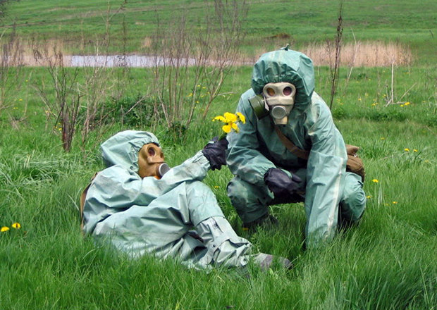 Zwei Menschen in Sicherheitskleidung und Gasmasken liegen auf einer Wiese (http://supertears.tumblr.com/)