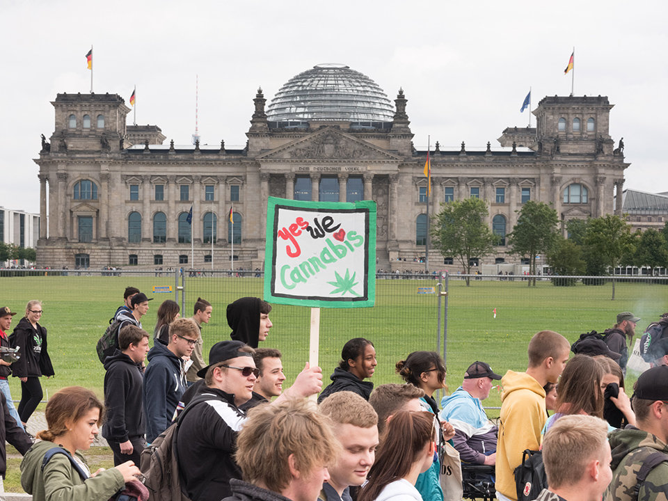 Die Parade zieht am Bundestag vorbei