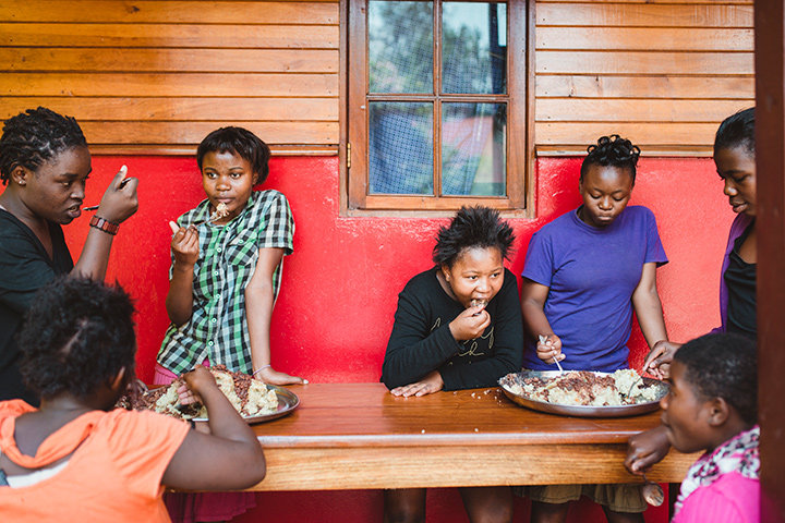 Frauen essen in der HEAL AFRICA Klinik
