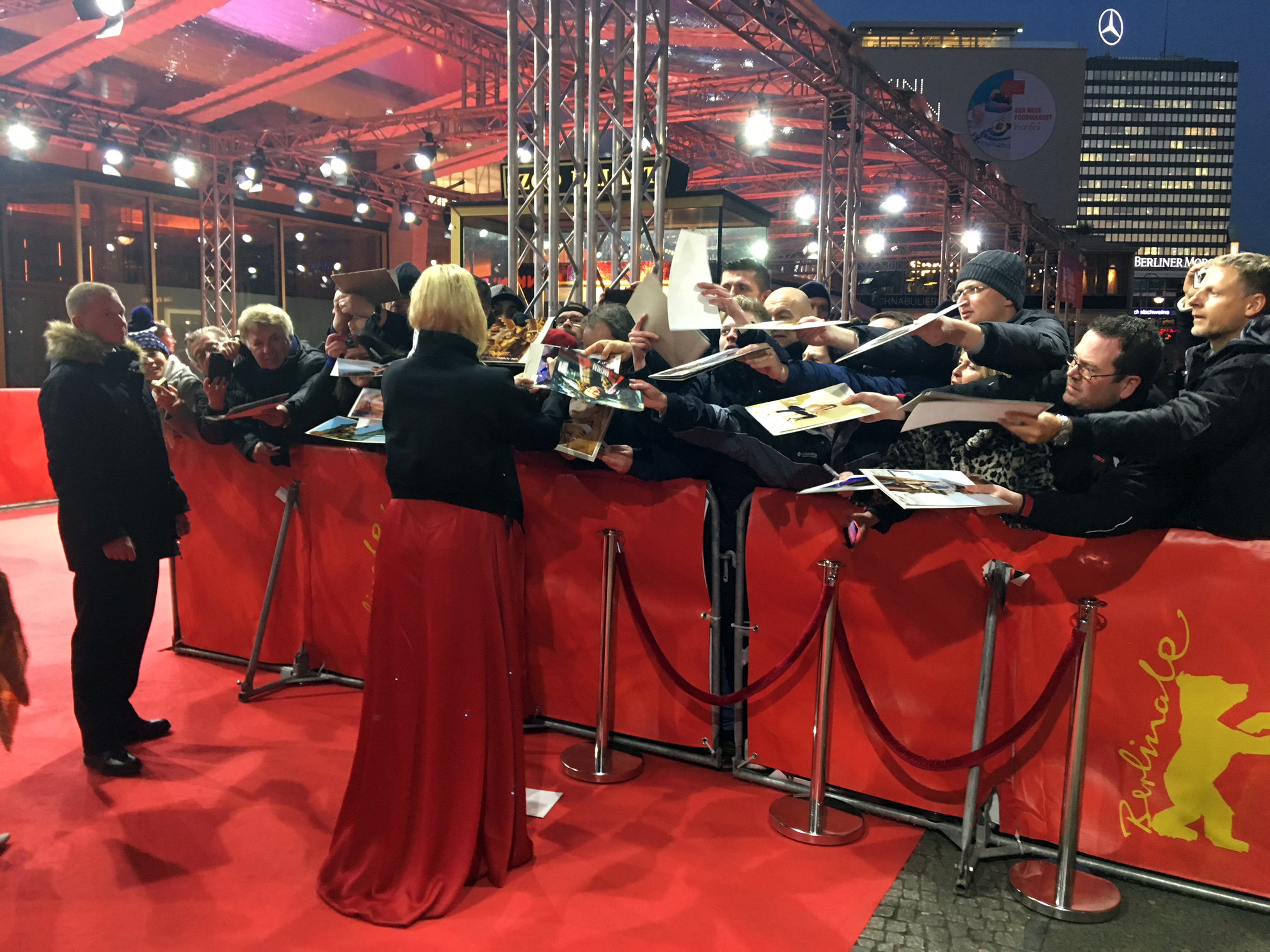 Connie Nielsen am Roten Teppich, Berlinale 2018  (Foto Michael Brake)