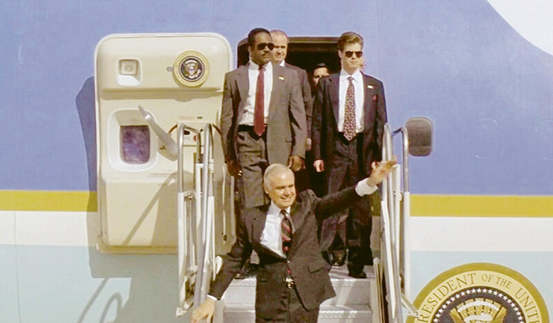 Jim Curley als THE PRESIDENT OF THE UNITED STATES OF AMERICA, “In the Line of Fire” 1993 Jim Curley als THE PRESIDENT OF THE UNITED STATES OF AMERICA, “In the Line of Fire” 1993 (Columbia Pictures, Castle Rock Entertainment)