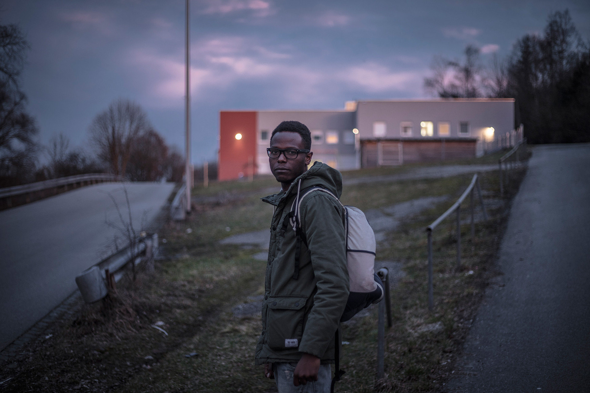 Keita vor der Flüchtlingsunterkunft (Foto: Florian Bachmeier)