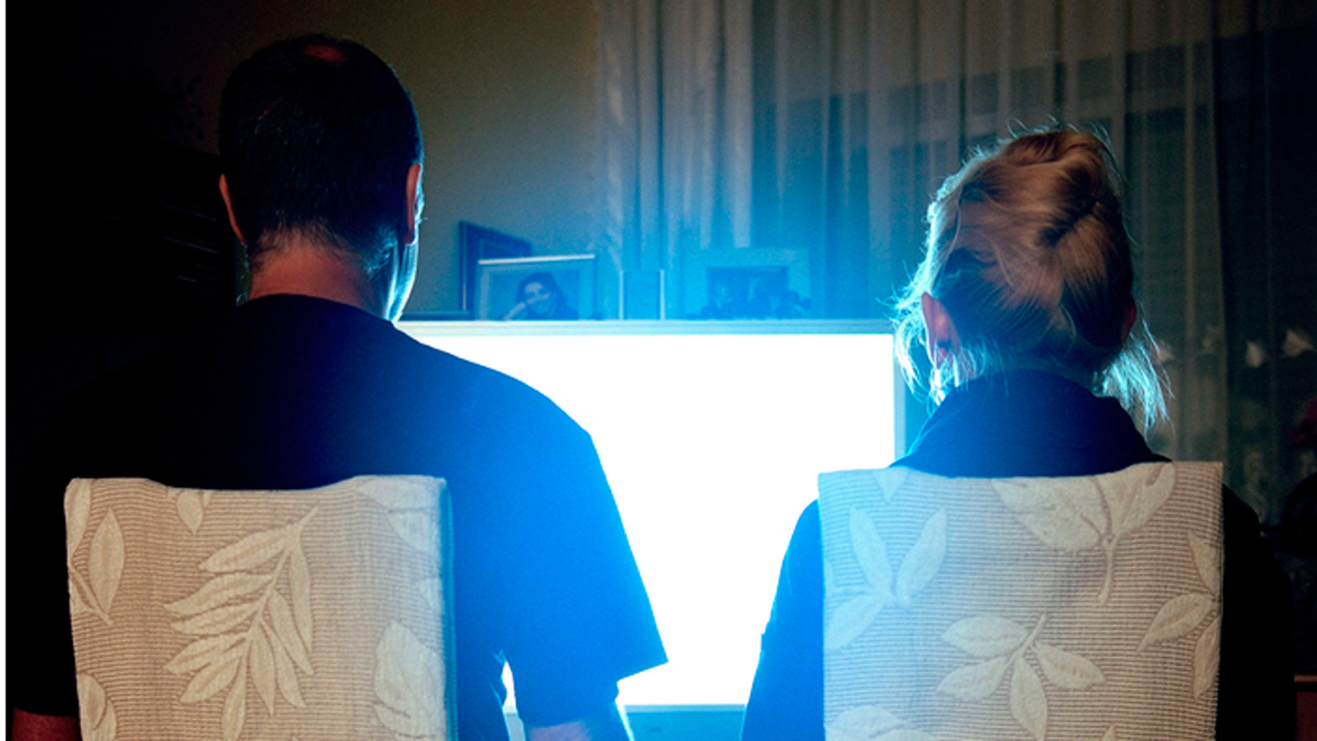 Zwei Menschen schauen TV  (Foto: Paul Koncewicz)