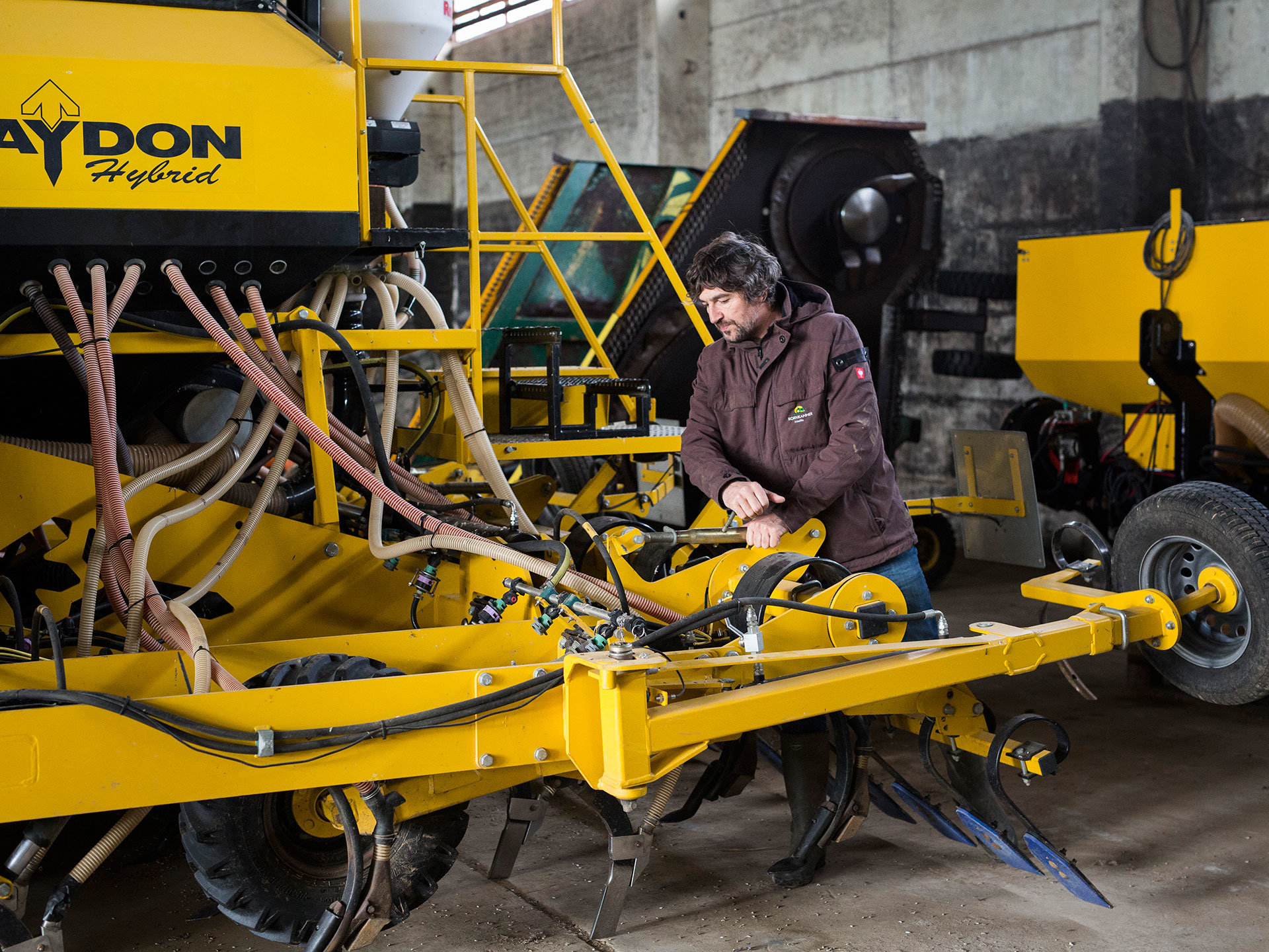 Landwirt mit Landmaschinen (Foto: Heinrich Holtgreve / OSTKREUZ)