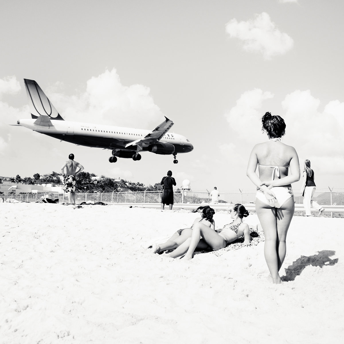 Tieffliegendes Flugzeug über Menschen am Strand  (Foto: Josef Hoflehner)