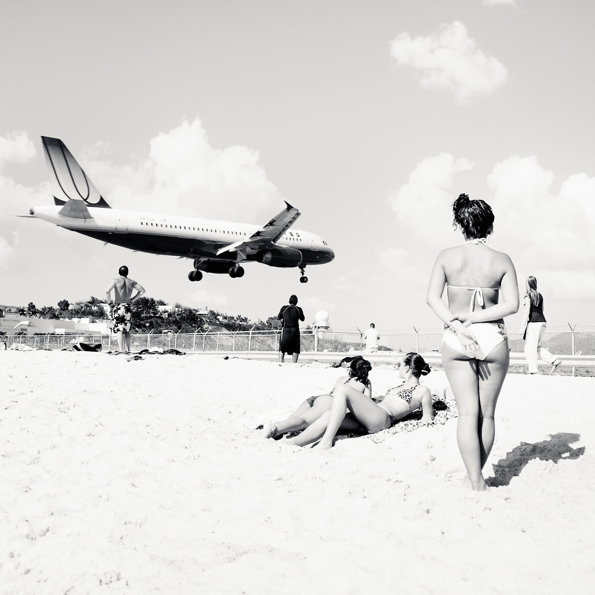 Tieffliegendes Flugzeug über Menschen am Strand Tieffliegendes Flugzeug über Menschen am Strand (Foto: Josef Hoflehner)
