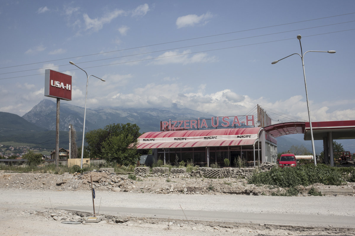 Eine Pizzeria und eine Tankstelle in steppen-ähnlicher Landschaft