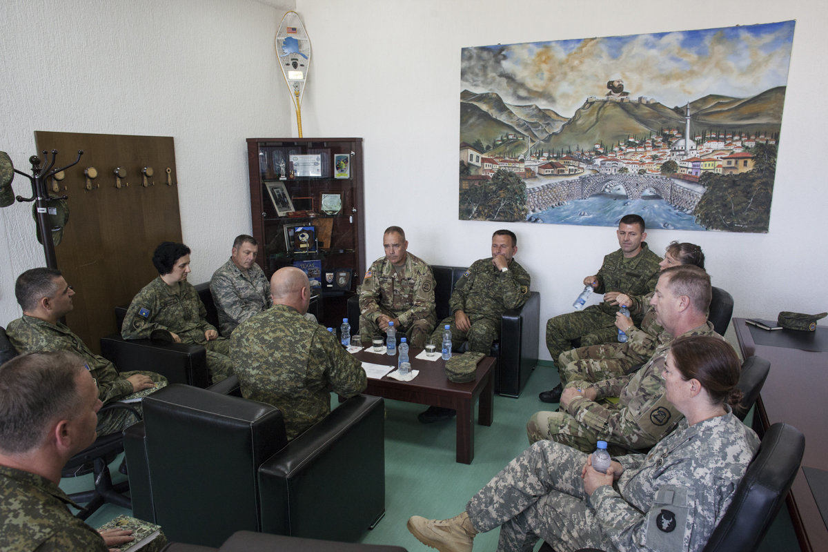 Eine Gruppe Soldaten sitzt zusammen 