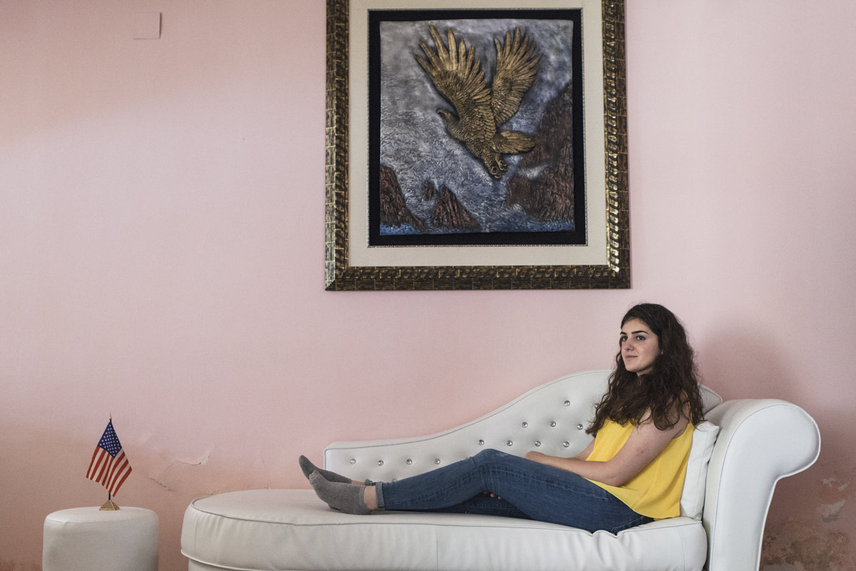 Eine junge Frau posiert auf einem Sofa
