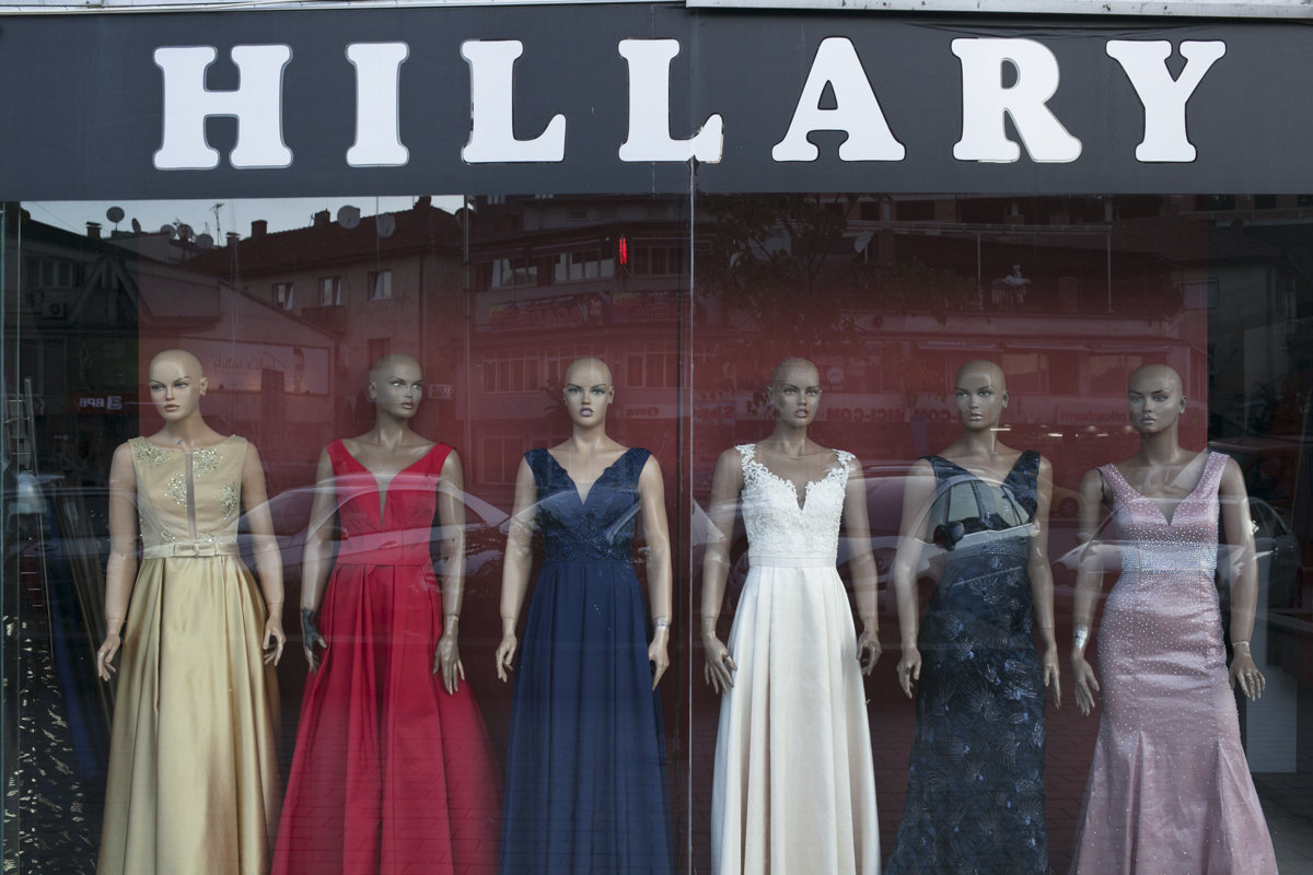 Schaufenster des Ladens "Hillary", Schaufensterpuppen in Abendmode