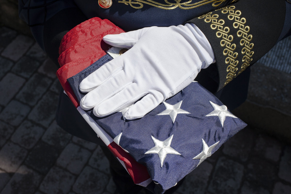 Eine Hand in weißem Handschuh auf amerikanischer Flagge