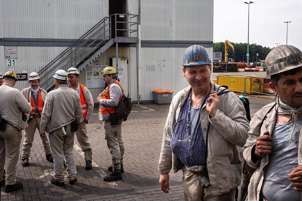 Kumpel vor dem Bergwerk