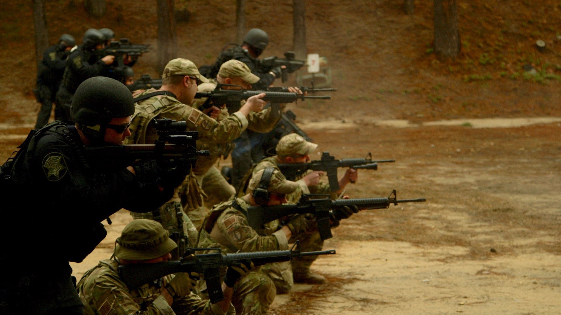 Szene aus dem Dokumentarfilm „Do not Resist“: Polizisten aus dem Richland County in South Carolina bei einer SWAT-Schulung Szene aus dem Dokumentarfilm „Do not Resist“: Polizisten aus dem Richland County in South Carolina bei einer SWAT-Schulung (Foto: VANISH Films)