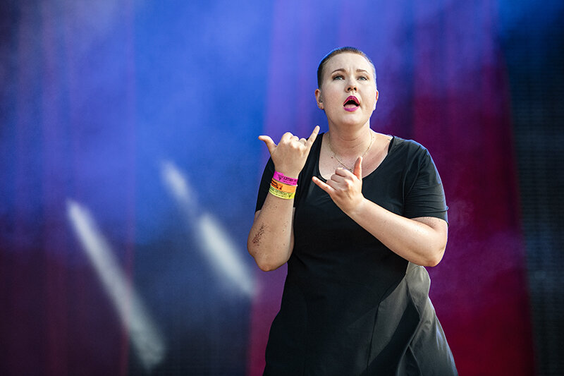 Eine Frau mit kurzen Haaren agiert in Gebärdensprache auf einer Bühne (Foto: WOA Festival GmbH)