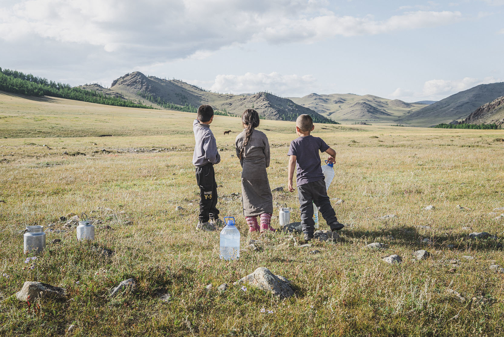 In der südlichen Gobi holen Kinder Wasser für ihre Familie Mongolei, Ger districts, Klimawandel, Ulan Bator, Gobi