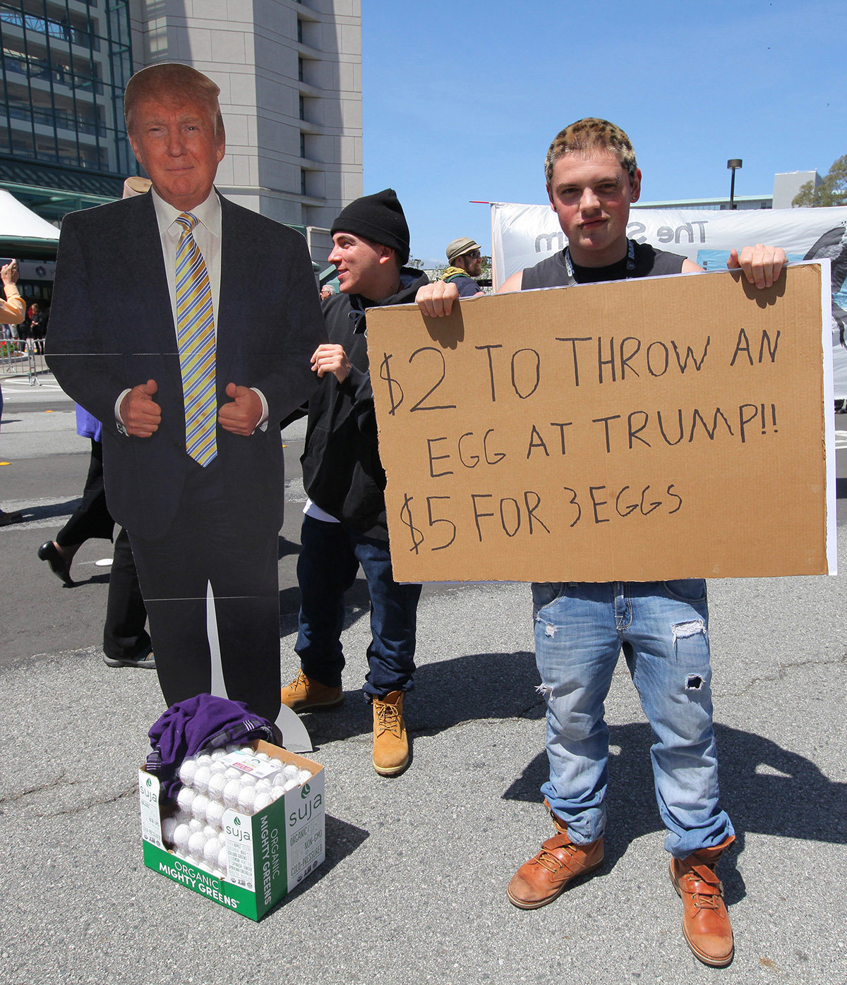 Ein Mann protestiert gegen Donald Trump