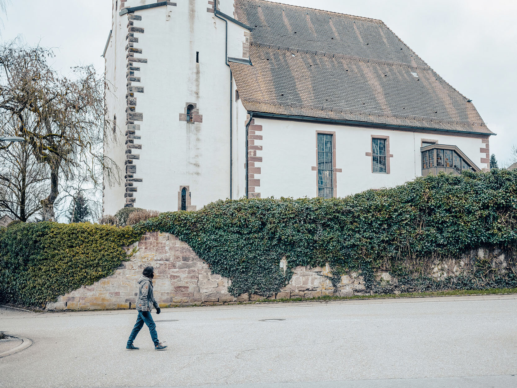 Nele Willfurth während eines Spaziergangs durch ihren Heimatort Egenhausen