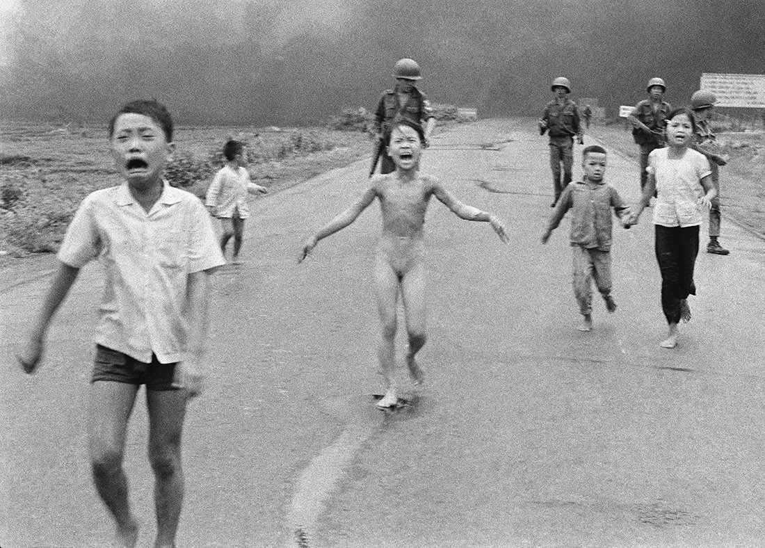 Das Foto des Kriegsfotografen Nick Út aus dem Vietnamkrieg, das schreckverzerrte Gesicht der neunjährigen Kim Phúc, ist eines der berühm- testen Bilder des 20. Jahrhunderts (Foto: Nick Ut / picture alliance / AP Photo)