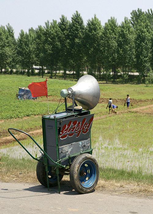 Lautsprecher an einem Feld (Foto: Martin Tutsch ca. 2007)