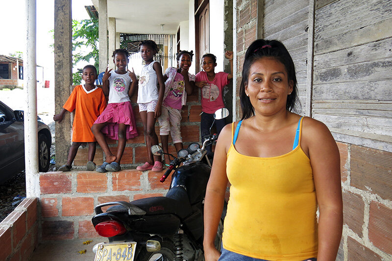 Norfalia Trompeta mit Kindern und Nachbarskindern (Foto: Antonia Schaefer)